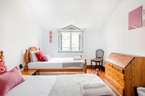 Postel nebo postele na pokoji v ubytování A ver o mar rooms- Funchal city center