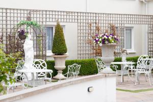 A garden outside Killarney Oaks Hotel