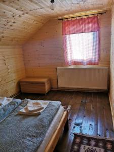 Una cama o camas en una habitación de Cabana Orizont Marisel