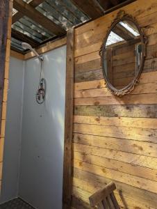 ein Spiegel an einer Wand neben einer Garage in der Unterkunft Shires Barns in Chippenham