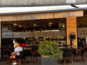 Reštaurácia alebo iné gastronomické zariadenie v ubytovaní Zoe apartman