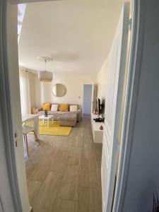 ein Wohnzimmer mit einem Sofa und einem Tisch in der Unterkunft Port Marianne City Cosy Apparemment in Montpellier