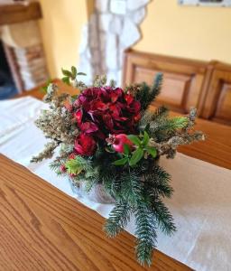 a bouquet of red roses sitting on a table at La Libellula apartment (Il tuo Chalet sul colle) in Castel di Sangro