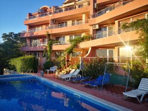 a hotel with a swimming pool in front of a building at Seaview apt. 3 complex Karia in Kavarna