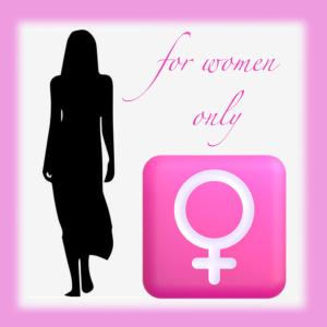 ウィーンにあるYour little sparkle Room "FOR WOMAN ONLY !"の女の看板を持つピンクの箱の横に立つ女
