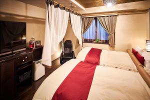 سرير أو أسرّة في غرفة في Hotel Bali An Resort Nambadotonbori