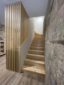 escalera en una habitación con pared de piedra en Casa Arco, en Pontevedra