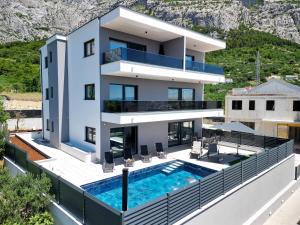 ein Bild eines Hauses mit Pool in der Unterkunft Villa Adria in Makarska