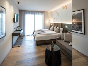 sypialnia oraz salon z łóżkiem i kanapą w obiekcie Arieshof w mieście Floronzo