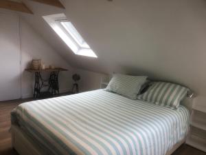 a bedroom with a bed in a attic at Gite équestre du Dourdu in Lopérec