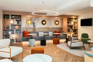 شقق أداغيو باريس أوبرا الفندقية مع خدمة ذاتية في باريس: غرفة معيشة مع طاولات وكراسي