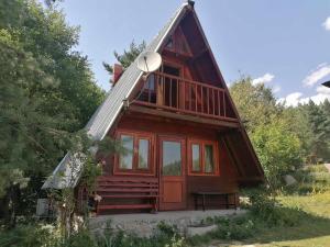 uma cabana na floresta com um telhado em Rusaliite Adventure House em Bachevo
