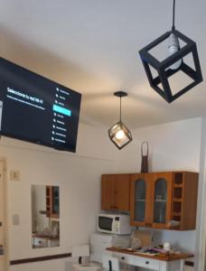 une cuisine avec une pancarte suspendue au plafond dans l'établissement Monoambiente Aldrey, à Mar del Plata 7 autres photos