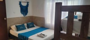 1 dormitorio con 2 literas y almohadas azules en posada barrios mar en Cartagena de Indias