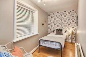 een kleine kamer met een bed en een raam bij Host & Stay - Cobble Cottage in Lindley