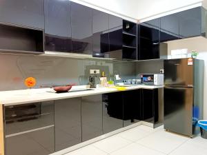 Kuchyň nebo kuchyňský kout v ubytování Medini LUXURY Suite, 3min to Legoland,3BR Netflix