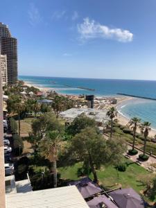 vista sulla spiaggia e sull'oceano da un edificio di Bel appartement Kikar Hatzmaout, centre et plage a Netanya