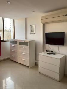 TV a/nebo společenská místnost v ubytování Bel appartement Kikar Hatzmaout, centre et plage