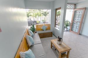 uma sala de estar com um sofá e uma mesa em Midway Stay Apartments Dumaguete em Dumaguete