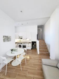 a kitchen and dining room with a table and chairs at Bonito piso a 300 m de Metro García Noblejas in Madrid