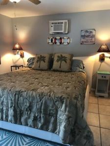 ein Schlafzimmer mit einem Bett und einer Klimaanlage an der Wand in der Unterkunft Waterfront Guest House in Quiet Setting 