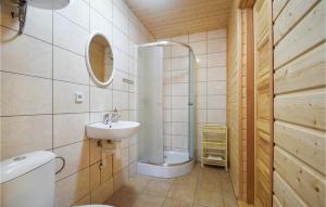 Ett badrum på Lovely Apartment In Pogorzelica With Kitchen
