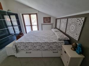 Postel nebo postele na pokoji v ubytování -Le Carillon- Jacuzzi Suite Privé close to Bergamo