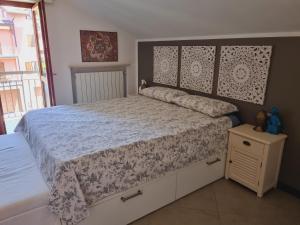 Postel nebo postele na pokoji v ubytování -Le Carillon- Jacuzzi Suite Privé close to Bergamo