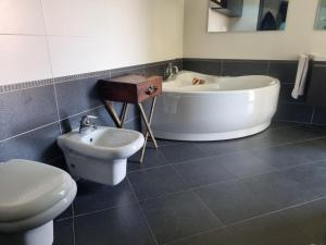 Koupelna v ubytování -Le Carillon- Jacuzzi Suite Privé close to Bergamo