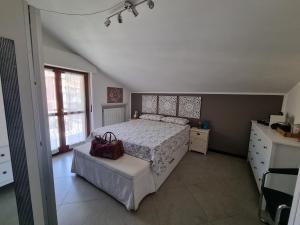 Postel nebo postele na pokoji v ubytování -Le Carillon- Jacuzzi Suite Privé close to Bergamo + 10 fotografií