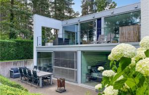 une maison en verre avec une table et des chaises dans l'établissement Beautiful Home In Bocholt With Wifi, à Bocholt
