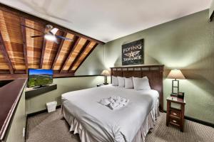 1 dormitorio con 1 cama blanca grande en una habitación en Newly Remodeled Studio plus Loft- Lakeland Village condo, en South Lake Tahoe