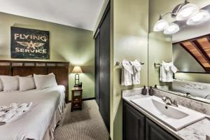 sypialnia z łóżkiem, umywalką i lustrem w obiekcie Newly Remodeled Studio plus Loft- Lakeland Village condo w mieście South Lake Tahoe