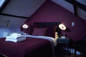 um quarto roxo com uma cama com paredes roxas em The Brown's Hotel em Laugharne