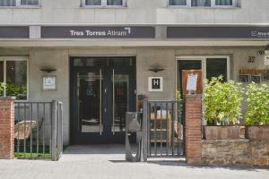 um tres força a entrada africana para um edifício em Tres Torres Atiram Hotels em Barcelona