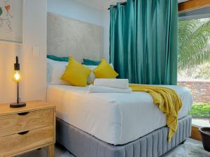 Amoris Guesthouse - In Randburg客房内的一张或多张床位