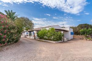 una casa al lado de un camino de tierra en Cas Saliners - Parc Natural, en La Savina