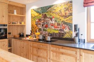 Kuchnia lub aneks kuchenny w obiekcie Chalet Marmotta NEVE - Luxus Chalet Ski-In Ski-Out