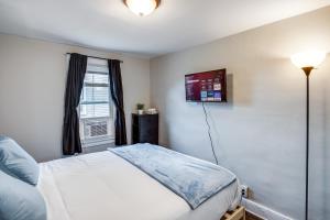 Voodi või voodid majutusasutuse 3BR Home with In-Unit Laundry, Parking, Sound Bar toas