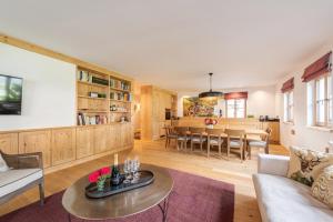 Kuchnia lub aneks kuchenny w obiekcie Chalet Marmotta NEVE - Luxus Chalet Ski-In Ski-Out