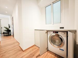 - un lave-linge dans la buanderie dotée d'une fenêtre dans l'établissement SAV12 Family Apartment Patisia Athens, à Athènes
