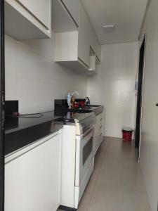 A kitchen or kitchenette at Apartamento luxo no centro