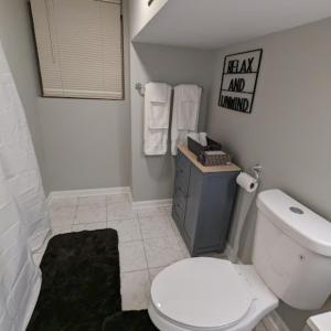 Baño blanco con aseo y lavamanos en Modern 2 BDRM Apartment in Chicago en Chicago