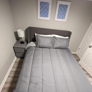 1 cama grande en un dormitorio con marco de cama en Modern 2 BDRM Apartment in Chicago en Chicago