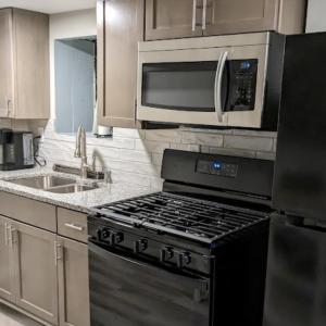 y cocina con fogones y microondas. en Modern 2 BDRM Apartment in Chicago en Chicago