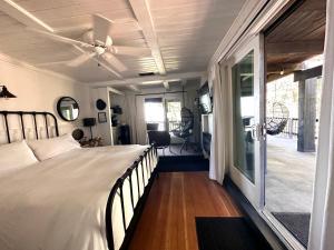 um quarto com uma cama grande e uma varanda em 100 Mile View-Fire Pit, Romantic, Peaceful, Private em Crestline