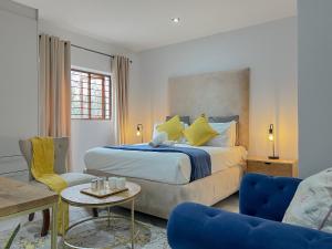 1 dormitorio con 1 cama y sala de estar en Amoris Guesthouse - In Randburg, en Johannesburgo