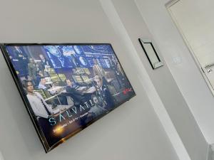 Amoris Guesthouse - In Randburg的电视和/或娱乐中心
