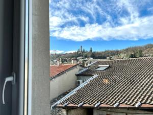 - une vue depuis une fenêtre de toit dans l'établissement Appartement ~ Sunset Paddle ~ à 15min de Lyon, à Miribel