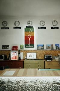 リョレート・デ・マルにあるLOFT HOSTAL Groupの壁掛け時計とテーブル付きの部屋
